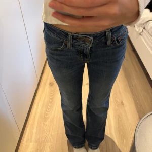 Jätte snygga lågmidjade levis jeans!! - Säljer ett par super snygga lågmidjade bootcut jeans från levis! Använt varsamt och därför inga defekter. Säljer på grund av att de inte passar längre!💗