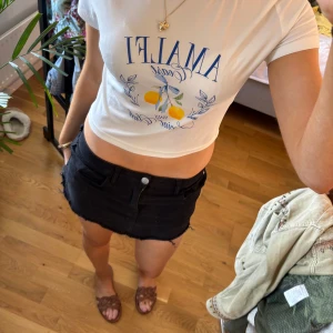 Vit croppad Amalfi Coast t-shirt - Superfräsch vit croppad t-shirt med blå Amalfi Coast-tryck och citronmotiv framtill. T-shirten har korta ärmar och är gjord i mjuk bomull, perfekt för sommarvibbar. Snygg passform som sitter tajt❤️🌹