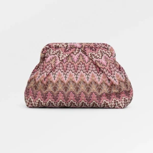 Sökerrrrr  - Söker becksöndergaard clutch i någon av de färgerna, skriv jätt gärna om ni sälj så kan vi diskutera pris💕.