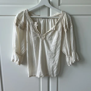 beige blus med spets  - En gullig tröja köpt secondhand som inte blivit använd. Den är lite små nopprig men syns knappt. Har små virkade/spets detaljer 🤍 Kan fixa fler bilder!