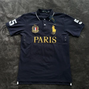 POLO RALPH LAUREN PIKÉ PARIS - POLO RALPH LAUREN PIKÉ PARIS | Storlek M men kan passa S också | Den är i nyskick med tagsen kvar | Skriv vid fler frågor eller bilder. 