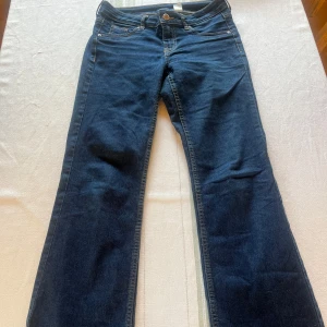 Lågmidjade jeans - Snygga mörkblåa lågmidjade jeans, inte använda särskilt mycket men lite slitna längst ner på benet då de va lite långa när jag använde de💞de är i storlek 38 men passar mig som vanligtvis har 34💞