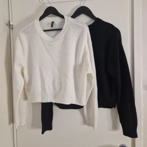 Två stickade tröjor - Två stickade tröjor ifrån h&m, en vit & en svart. Använda fåtal gånger så dom är lite noppriga men utöver det är dom fortfarande fina.
