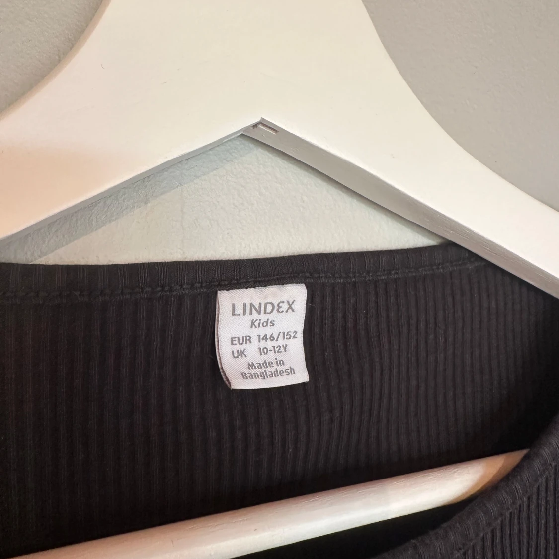 Svart ribbad topp med puffärm  - 2