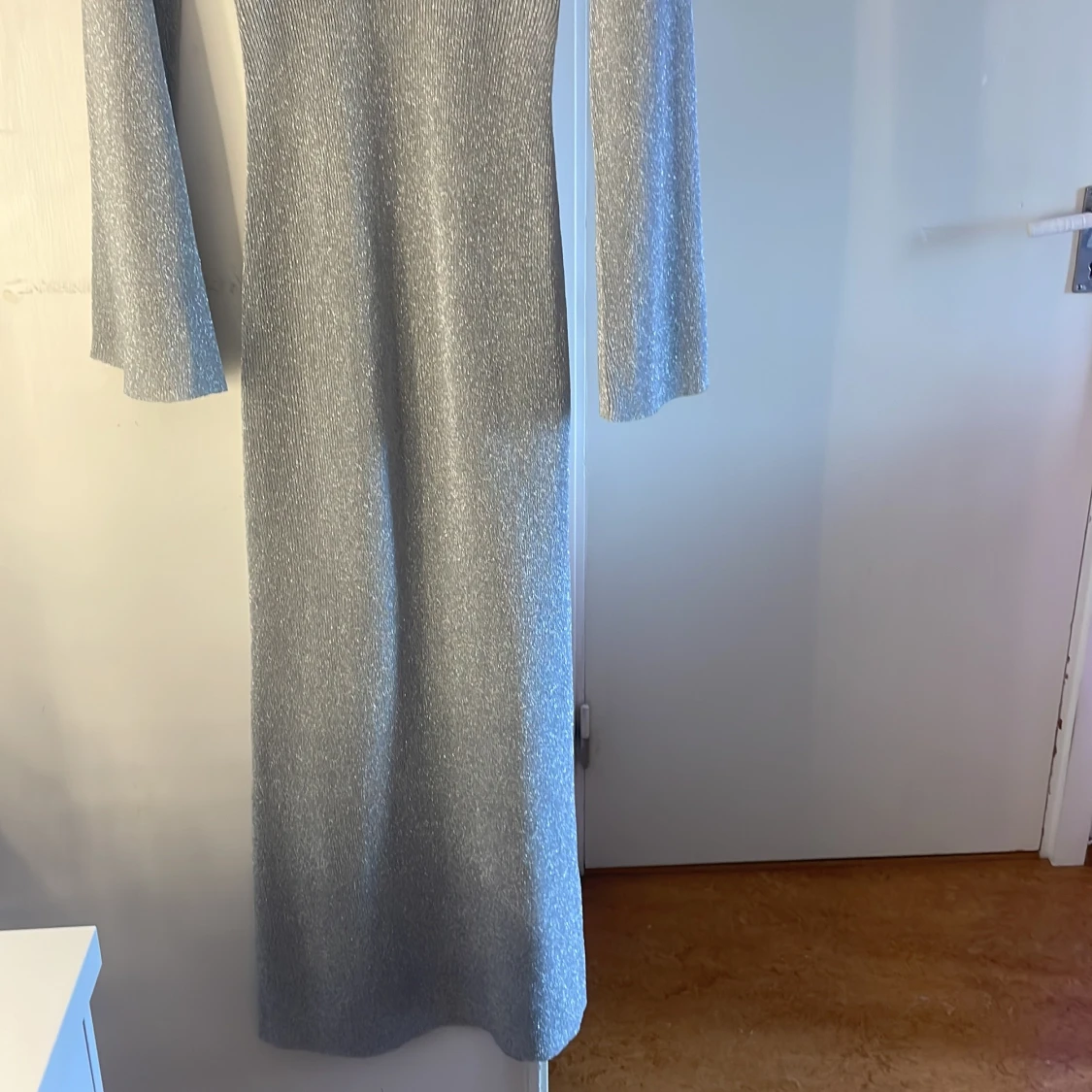 Glittrig silverklänning Gina Tricot XS - 1