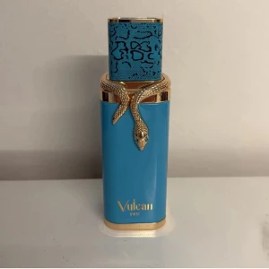 Vulcan Feu - Vulcan Feu 5ml. Unik och tropisk sommardoft! Efterliknar Stephanie Humbert Lucas ”God of fire” perfekt doft för sommaren! 5% rabatt vid köp av bundle/minst 2 varor. 