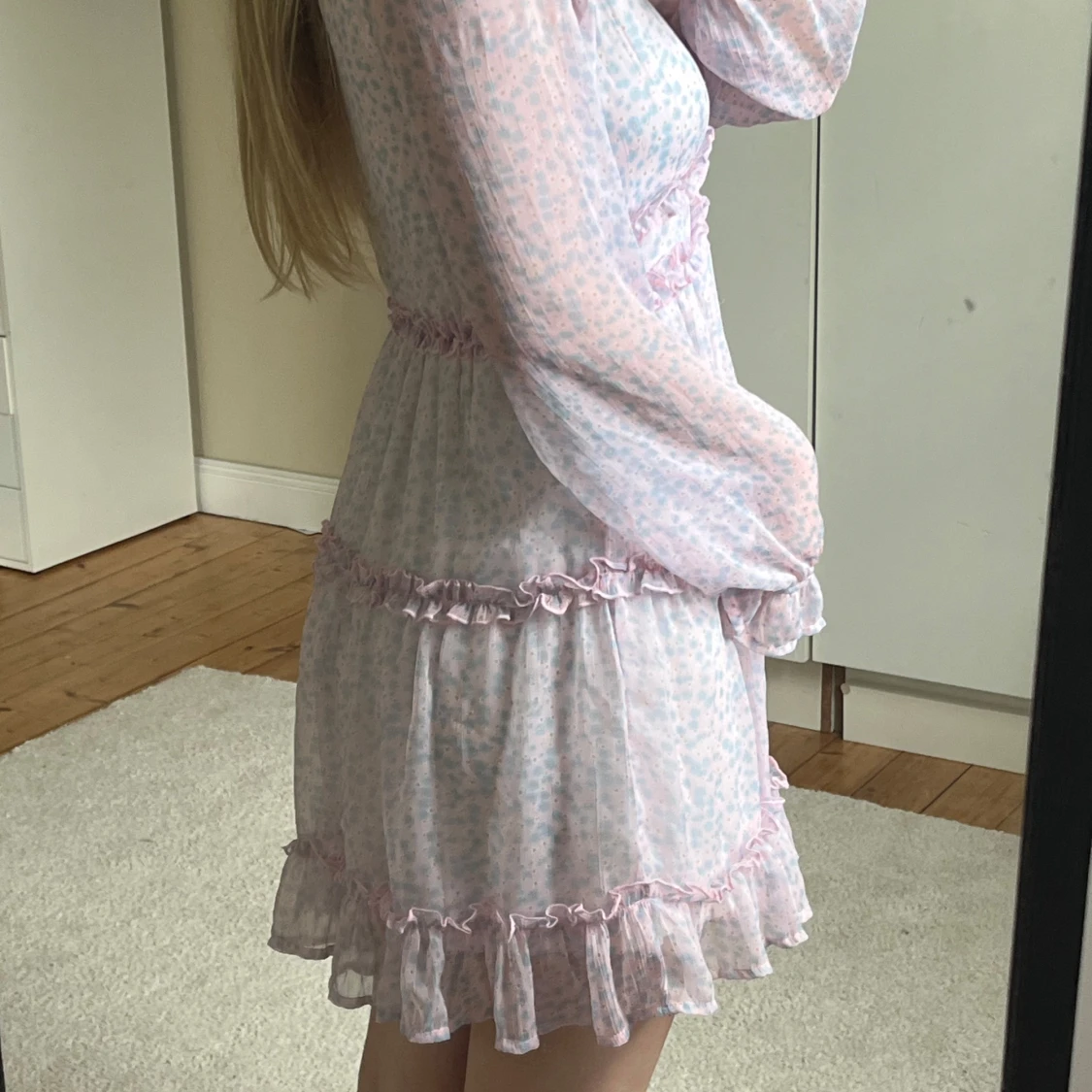 Pastellblommig kortklänning med volanger från Bikbok - 1