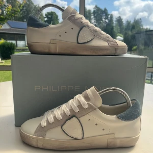 Phillipe model skor - Säljer dessa feta modellsen i jättefint skick🤩 nypris:3199kr mitt pris 1999kr🥳 hör gärna av er om ni har frågor samt snabbaffärer💪🏻