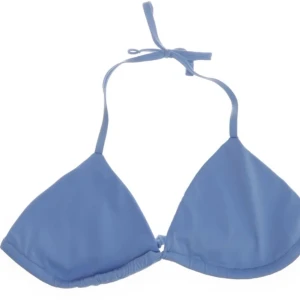 Blå triangel bikini från Calzedonia - Supersnygg ljusblå trekantsbikini från Calzedonia, modell Cobey. Klassisk modell med knyt i nacken och ryggen. Mjuk och stretchig syntet för perfekt passform. Perfekt för stranden eller poolen!