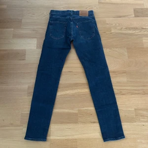 Levis Jeans - Ett par jeans i topp skick med snygg tvätt. Storleken är 28/32. Nypriset på dessa jeans ligger på runt 1000kr. Längden på byxorna är 100cm och midjan 37cm jämför gärna med ett par egna. Hör av er vid frågor! (Postar inom 24h)