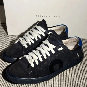 Mörkblå mockasneakers från Oliver Cabell - Säljer ett par Oliver cabell skor. Det är storleken 39. Är lite trasiga inuti men är inget man ser eller tänker på. Pris går diskuteras. Byten går att diskuteras.