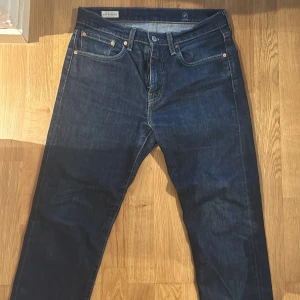 Levi's 502 mörkblå jeans W31 L30 - Säljer ett par Levi's 502 jeans i mörkblå tvätt med klassiska kontrastsömmar och femficksdesign. Jeansen har rak passform och normal midja, tillverkade i slitstarkt bomullsjeans. Perfekta för dig som gillar en tidlös och clean look.