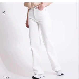 Vita raka jeans med hög midja - Snygga vita jeans med rak passform och hög midja. Klassisk femficksmodell i bomull med raka ben och stilren look. Perfekta till sneakers och en enkel t-shirt för en clean vibe.