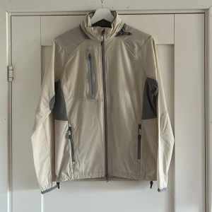 Ralph lauren  - En RLX windbreaker perfekt till holfeb eller hösten! Storlek XS men passar S. Skriv vid intresse