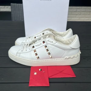Valentino skor - Tjena, säljer nu dessa riktigt snygga och populära valentino skorna i mycket bra skick, endast små tecken på användning finns, box kuvert och extra nitar ingår, hör av er vid frågor och funderingar🙌🤝