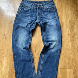 Blue Monkey jeans strl 32 - Det har nu blivit dags för mig att sälja dessa otroligt feta jeans från Blue Monkey då de inte riktigt passar min stil längre. De sitter regular, nästan slim. Fyllda med detaljer och i näst intill nyskick 😍