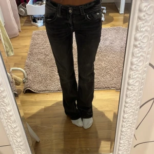 Bootcut jeans Gina Young - Snygga mörkgråa bootcut jeans från Gina i storlek 164. Har inte kommit till användning då jag har ett par likadana. Använda fåtal gånger💕 