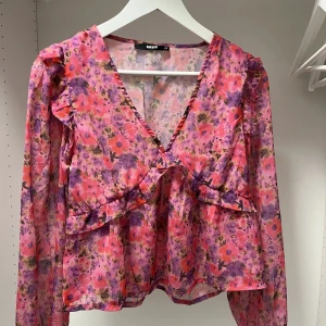 Blommig blus  - Säljer denna jättefina blus ifrån bilkbok, i storlek xs. Blusen är i bra skick och har använts ca 2 gånger