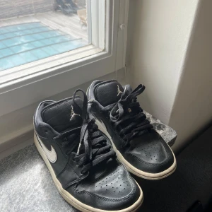 Jordans   - Svarta och låga, slitna på vissa ställen(det ryms på bilderna) men annars bra skixk