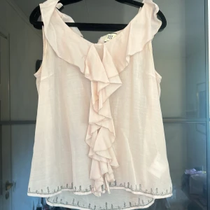 Rosa blus - Säljer denna otroligt söta helt oanvända blus eftersom den inte kommit till nån använding💕