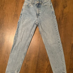 Ljusblå högmidjade jeans - Säljer ett par ljusblå jeans med hög midja och är lite smalare ned till. Byxorna är från weekday och är i storlek 25/28. Är i väldigt fint skick