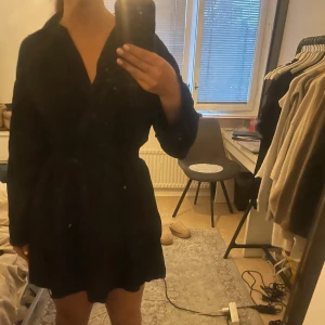 Zara klänning - Jättefin somrig klänning från zara, perfekt för att ha på fest eller vanliga fall också. Endast använd en gång, har inga defekter, i mycket bra skick. Kontakta mig vid frågor💕😊