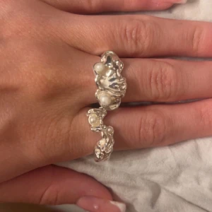 Pilgrim ringar  - Säljer mina fina ringar från pilgrim som köptes för 400kr styck. Båda har rostat lite som ni ser på bild 2 och 3🩷 köp båda för 550kr eller 1 för 275kr