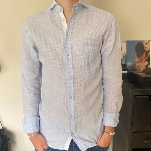 Linne skjorta - Rutig linne skjorta från eton i nyskick, storlek s och han på bilden är 182, pris är diskuterbart vid snabb affär