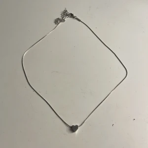 hjärthalsband i silver - säljer detta jättesöta hjärthalsbandet i silver/stål 💓