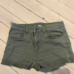 Olivgröna shorts från H&M - Säljer mina gamla h&m shorts i härlig grön färg, säljer pga av att de inte kommit till användning. 