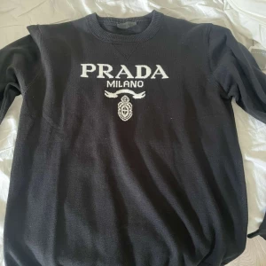 Svart stickad tröja från Prada - Hej! Säljer en svart stickad prada tröja som är enkel och fräsch. Passar till jeans eller till en mer relax outfit. Hör av dig vid minsta lilla fråga. Priset kan såklart diskuteras!🤩