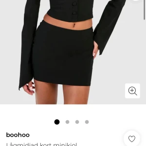 Svart kort kjol från Boohoo - Enkel och stilren svart minikjol från Boohoo med låg midja. Kjolen har en tight passform och är perfekt för dig som gillar minimalistisk stil. Passar snyggt till crop tops eller oversized jackor.