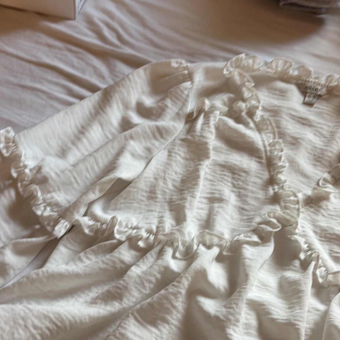 Vit volangblus från AWARE  - 3