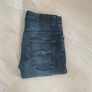 Nudie Jeans👑 - Stilrena oanvända nudie jeans i storlek 31/34. Modell thinn Finn som är mer relaxed/slim. Riktigt skön passform och skönt pris💰 Hör av dig vid funderingar!