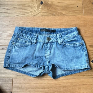 Blå korta  jeansshorts från Only - Klassiska korta blåa jeansshorts från only