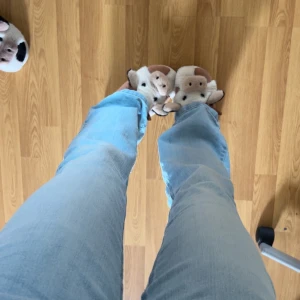 Ljusblå jeansbyxor - Säljer ett par ljusblå jeansbyxor med en klassisk straight passform. Perfekta för en avslappnad stil och kan matchas med både sneakers och tröjor. De har en normal midja och är tillverkade i ett bekvämt denimtyg.