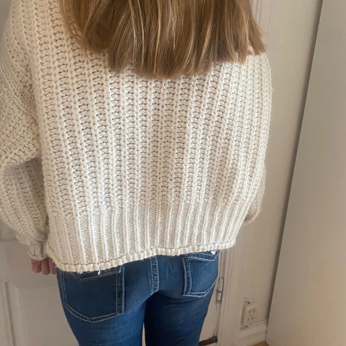 Vit stickad tröja med grov struktur - 2