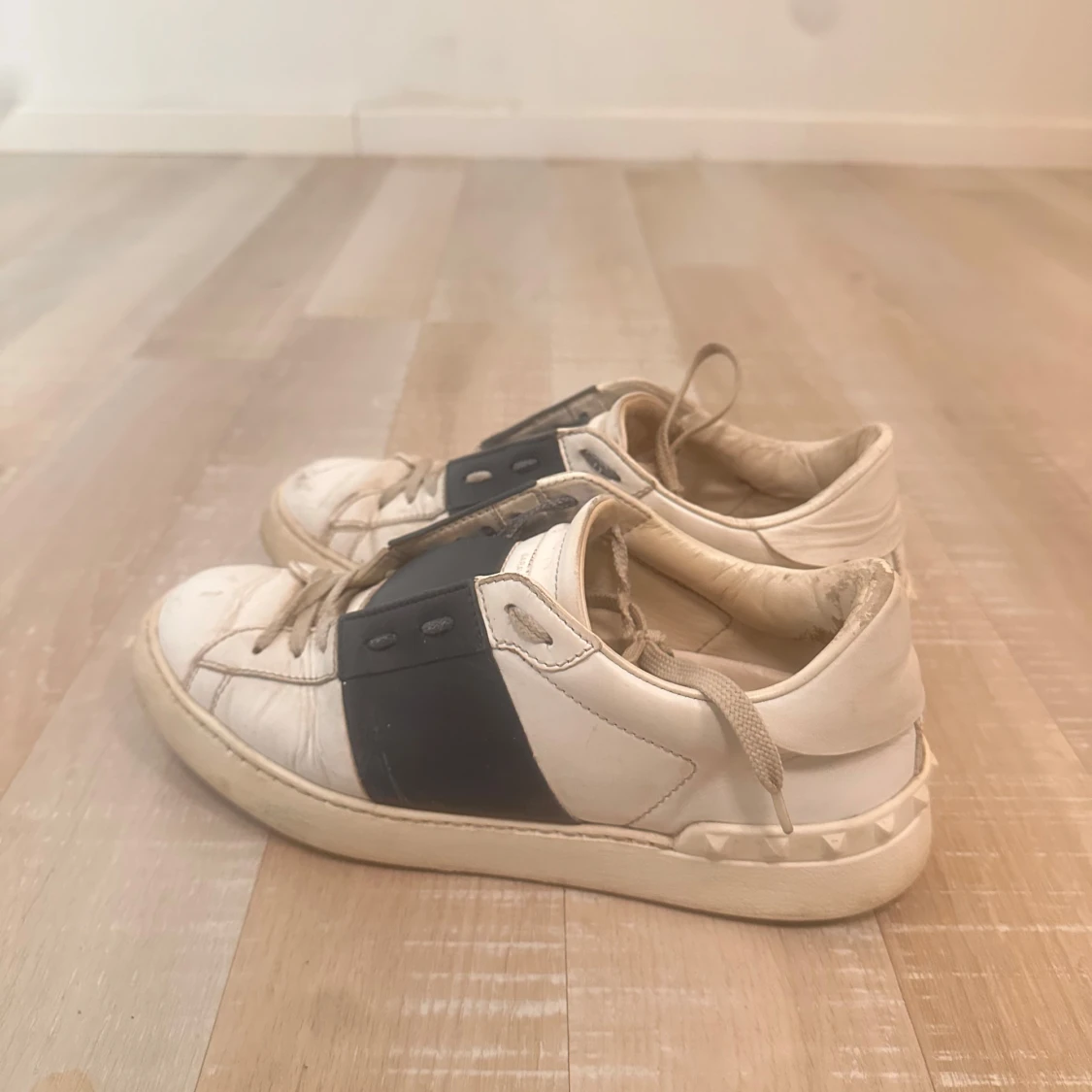 Valentino Garavani sneakers med svart detalj