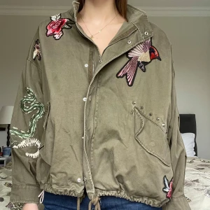 Snyggaste jackan - Så himla snygg och populär H&M jacka😍💕💕💕 I toppen skick!! Storlek S men passar M till XS🤗🩷🌸