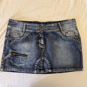 Lågmidjad jeanskjol  - Strl 36/38/S midjemått rakt över: 44cm längd: 32cm💕