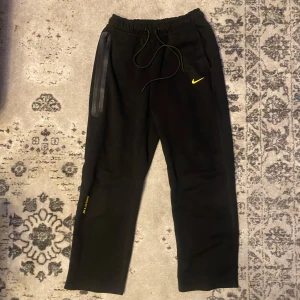 Nocta x Nike tech fleece byxor - Hej säljer nu min Nocta x Nike byxor eftersom att de var lite små för mig. Storleken är L men passar mer som en M. Skicket är 9/10. Hör av er vid frågor! Pris kan diskuteras!
