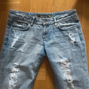 lågmidjade utsvängda jeans - intressekoll på mina jättesnygga ljusblå jeans😊 dom är lågmidjade och utsvängda! midjemått:40 och innerbenslängd:84🩷