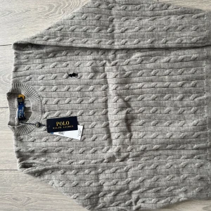 Ralph lauren stickad tröja  - Helt ny tröja från Ralph lauren i färgen grå. Aldrig använd. Hör av dig vid frågor samt funderingar. Storlek M men kan användas vid S