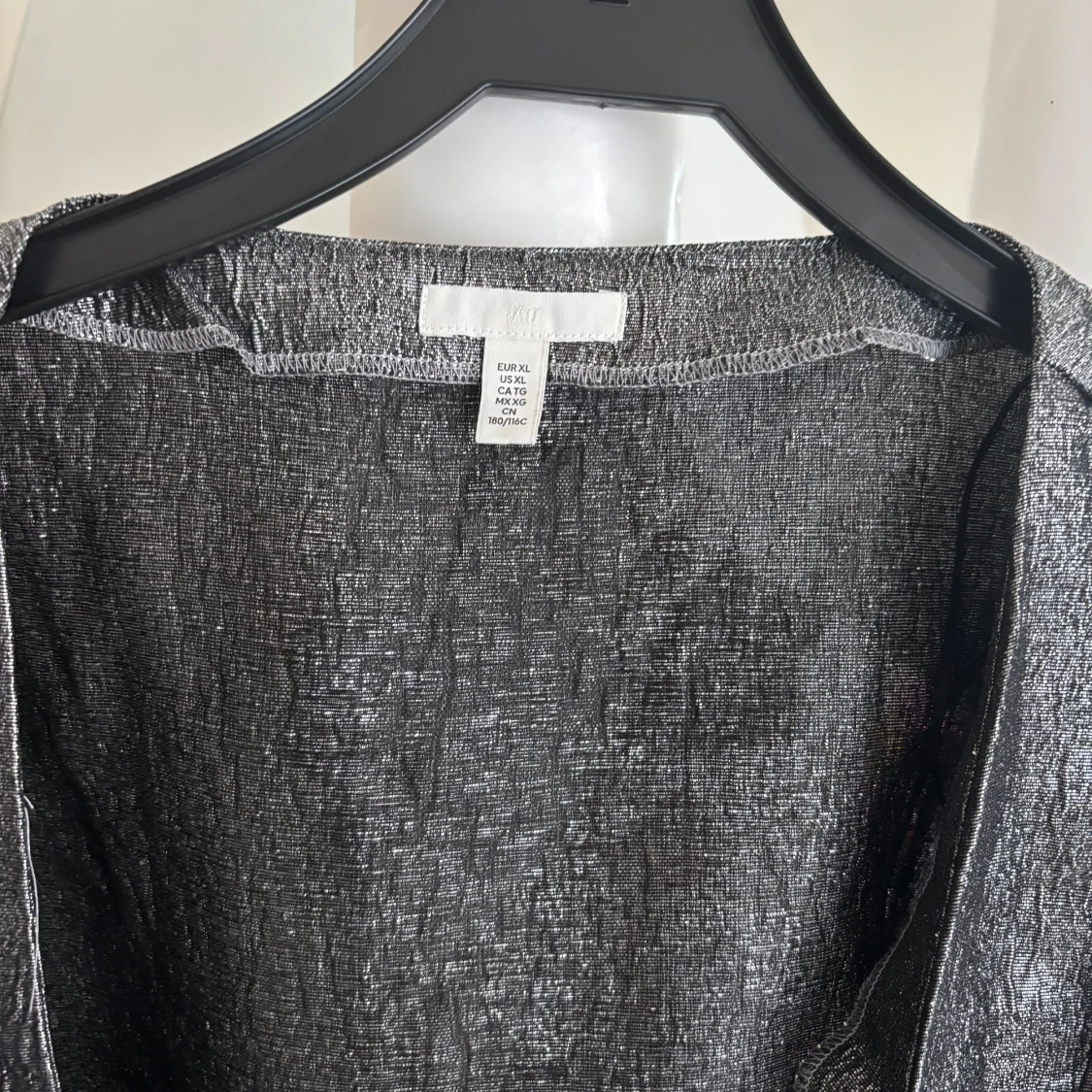 Glittrig silvrig blus med puffärm från H&M - 1