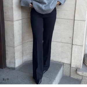 Low waist kostymbyxor - Säljer mina lågmidjade kostymbyxor från Nelly då de är för små för mig. Endast använda fåtal gånger. Storlek 34!❤️
