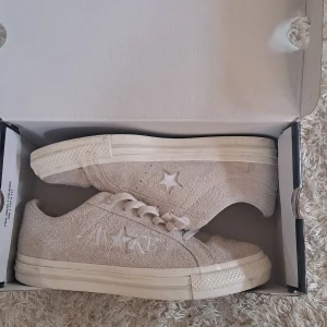 Converse x Awake NY begie, vita sneakers - Säljer ett par Converse x Awake NY sneakers med ruggad yta. Klassisk låg modell med snörning och vit sula. Perfekta för dig som gillar stilrena och unika sneakers med en twist. Väldigt bra till sommaren. Inte använda så mycket.pris går att diskuteras.