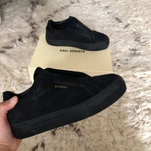Axel Arigato skor - Axel arigato skor i storlek 40. Använd bara ett fåtal gånger. Kartongen finns kvar samt kvittot går att fixa fram! Hör gärna av er för mer frågor och kom gärna med prisförslag 