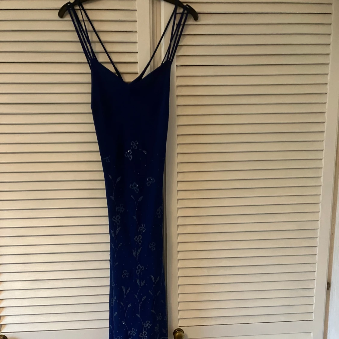 Tjusig klänning med blommigt mönster och tunna axelband - 4