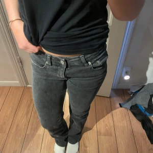 Svarta jeansbyxor med boot cut - Säljer ett par svarta jeansbyxor med bootcut. Från lager 157, 90’s boot, storlek XS