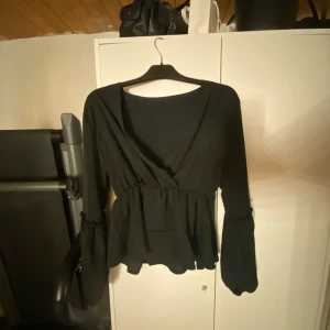 Svart blus  - Säljer denna svart blusen eftersom jag har en liknande från Gina Tricot!💗lämna gärna prisförslag!